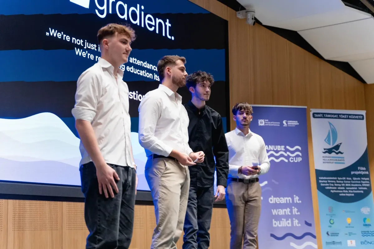 A Gradient csapata a színpadon a Danube Cup országos fordulóján